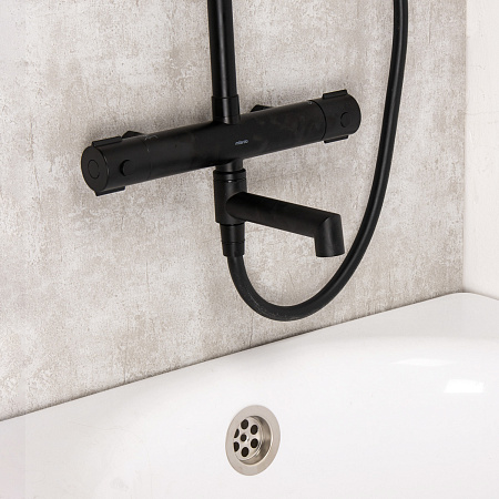 Смеситель д/ванны термостатич. со стойкой для душа+ручной и тропич.душ черный Milardo ILSBLTHM06*1/3