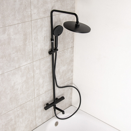 Смеситель д/ванны термостатич. со стойкой для душа+ручной и тропич.душ черный Milardo ILSBLTHM06*1/3