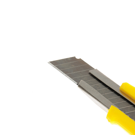 Нож строительный 18мм корпус пластик направл.металл фикс.винт (3064955) "888" *1/90/360