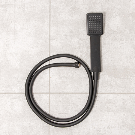 Смеситель д/ванны со стойкой для душа + ручной душ Fmark FS8145H черная *1